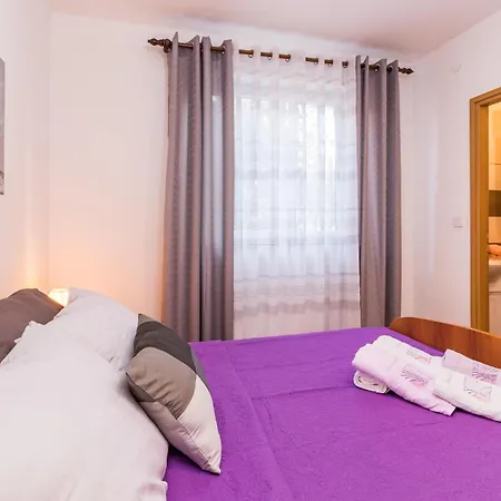 Apartment In With Outdoor Swimming Pool Pula
