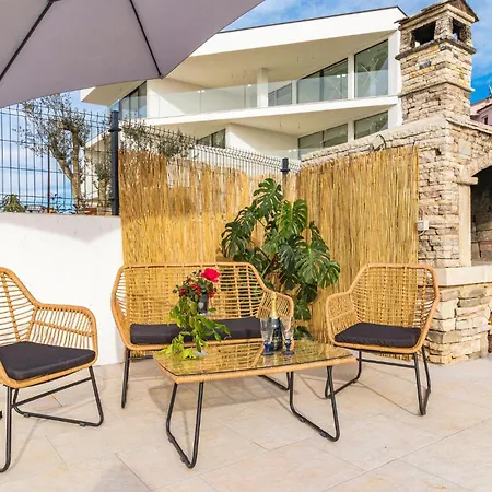 Stunning In With Swimming Pool Apartment Pula